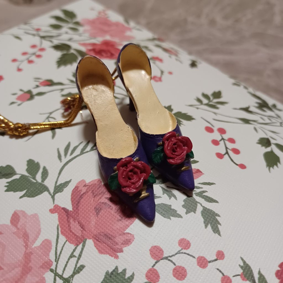 Miniature Purple Red Rose High Heel Shoe Ornaments Keychain Dangle Collectibles - Picture 1 of 9